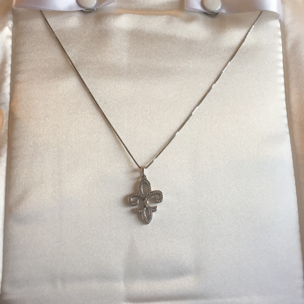 Fleur-de-lis fashion pendant